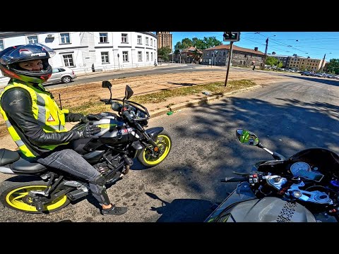 Видео: Опытный Мотоциклист Против Девушки НОВИЧКА Практический экзамен на А категорию !