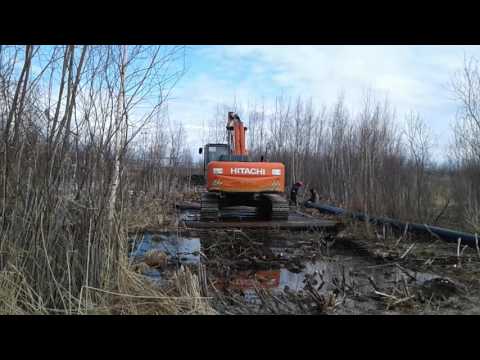 Видео: экскаватор на болоте