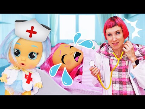 Видео: Маша Капуки Кануки лечит куклы! Пупсы Край Бебис в больнице! Игры в больничку и дочки матери