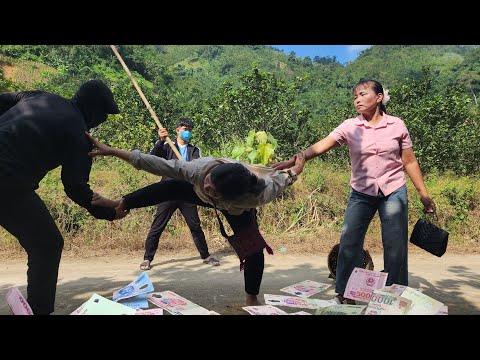 Видео: Мать-одиночка храбро отбивается от двух грабителей, чтобы вернуть женщине крупную сумму денег.
