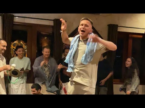 Видео: Лучшее исполнение Маха Прасада Говинде перед принятием Прасада ))) Бали. 12 декабря 2024