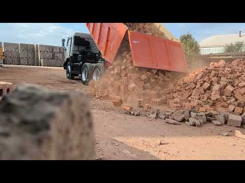 Видео: выгрузка битого красного кирпича