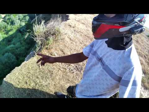 Видео: По деревне на спорт байке, В конце огромная дыра в земле . Раскопщикам на заметку 😁