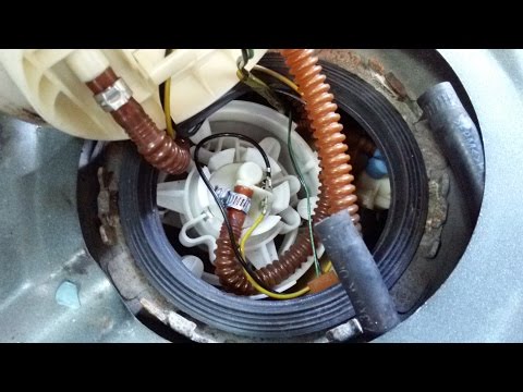 Видео: Снятие топливного насоса Audi C5 A6/Allroad