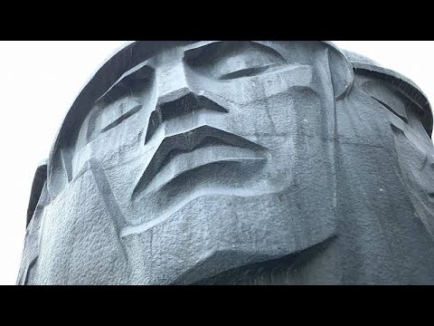 Видео: Латвия сносит советские памятники, русскоязычная община против