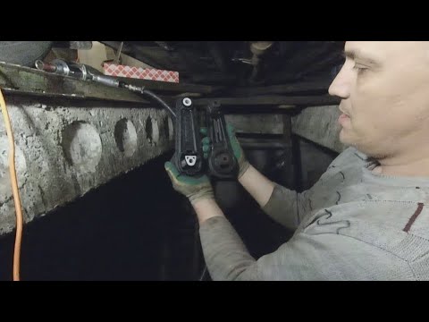 Видео: Замена нижней подушки двигателя QR25DE v2.5 Ниссан Х-Трэйл Т31