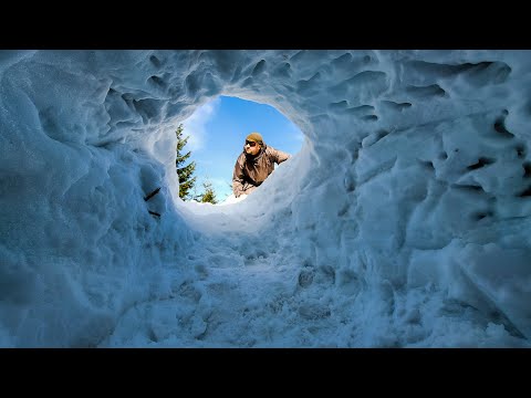 Видео: Будую велику нору у великому сніговому кучугурі не звичайними інструментами.