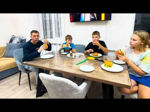 Видео: Готовим лучшие бургеры дома и что приготовить из остатков — наш семейный день.