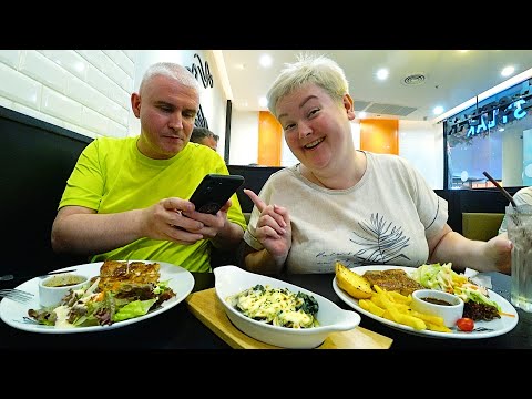 Видео: Мукбанг тайцы в ШОКЕ, сколько мы ЖРЁМ) ОБЪЕДАЕМ недорогое кафе со стейками в Паттайе! ДЕШЕВАЯ еда