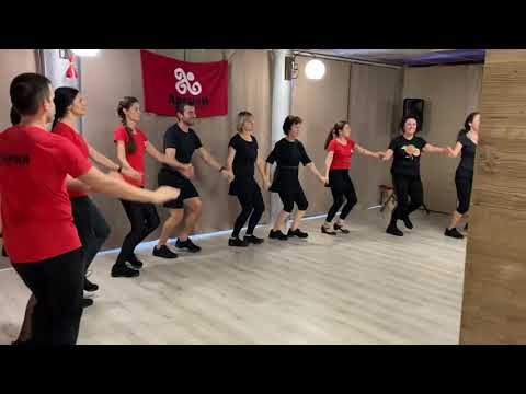 Видео: “Тро̀панка” - добруджанско хоро в 2/4