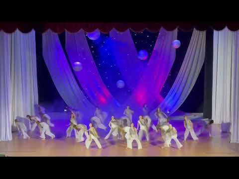 Видео: Шоу - балет «Алиса» - Песнь леса (апрель 2024)