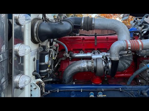 Видео: Cummins ISX CM2350 с полным наклоном коллектора и установкой турбокомпрессора Bully Dog | Peterbi...