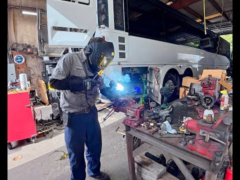 Видео: MCI D4505: замена воздушного компрессора двигателя не должна быть такой сложной задачей!