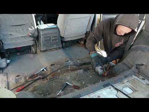 Видео: Подготовка Сафари к замене подушек кузова. часть 2