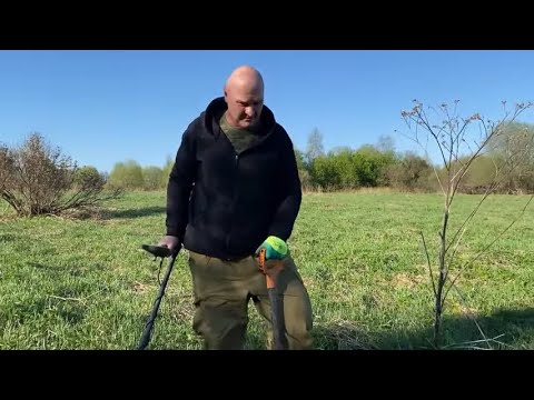 Видео: Нашли старинный колокол и деревенскую свалку! Металлокоп  Коп металлолома