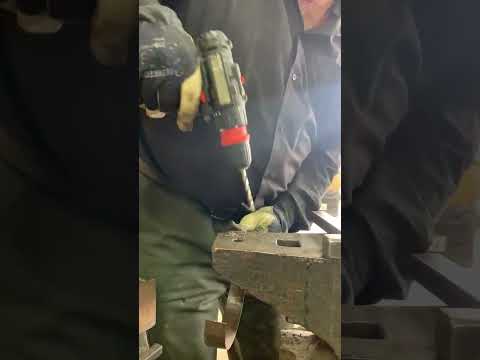 Видео: Як зробити та нагострити круглу сапку (розрихлювач)