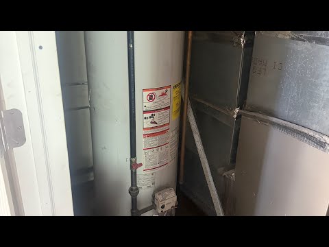 Видео: Из-за сломанного водонагревателя затопило подвал | Домовладелец решил убраться самостоятельно, вм...