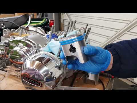Видео: Установка поршней. Часть 11. Переборка двигателя Suzuki GT750. Руководство для идиотов.