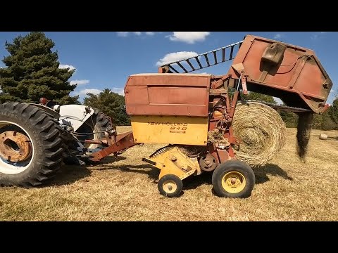 Видео: Катим тюк сена вниз по склону, чтобы завершить сезон сена