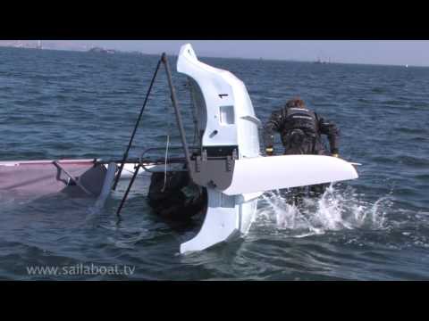 Видео: Как ходить под парусом — перевернуть парусную лодку на двоих