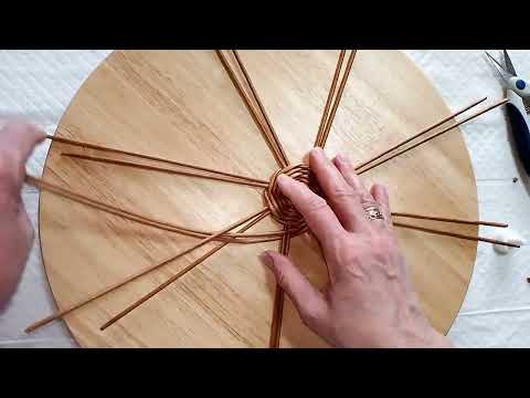 Видео: Салфетка сервировочная с ажурной загибкой.