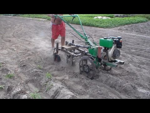 Видео: Копка картофеля самодельной грохотной картофелекопалкой