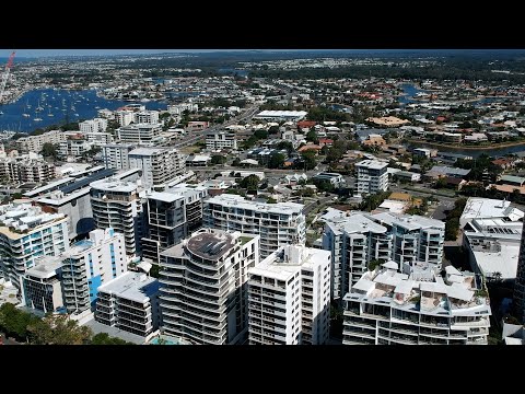 Видео: От Брисбена на север 130 км. Побережье Sunshine Coast.