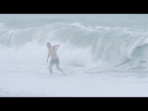 Видео: Шторм, снег в Сочи. Мужик полез купаться. Что с ним случилось