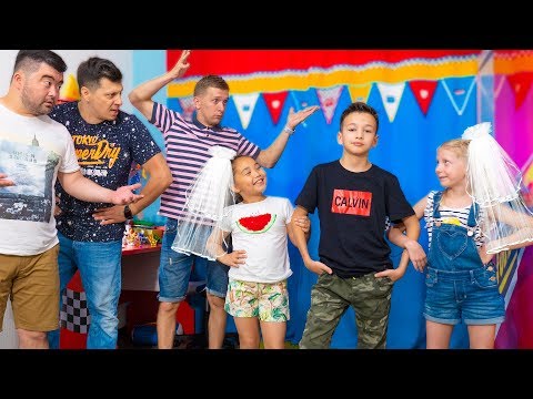 Видео: Аминка и Милана ПЕРЕЕХАЛИ Жить к Артуру! Делаем канал Family Box Витаминка Toys
