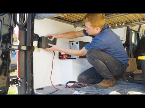 Видео: Сборка фургона Sprinter с солнечной батареей, зарядным устройством постоянного тока и береговым п...