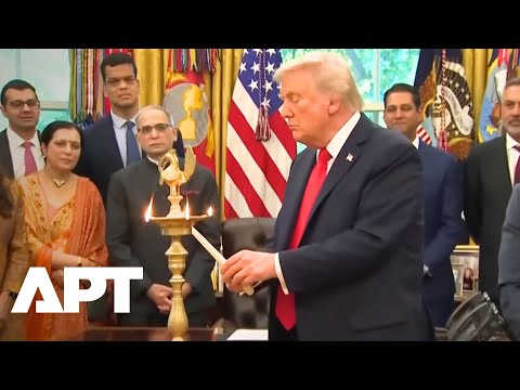 Видео: СМОТРЕТЬ ПОЛНОСТЬЮ: Трамп зажигает церемониальную свечу Дивали в Белом доме | APT