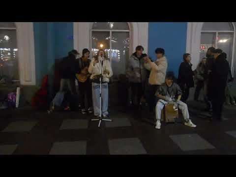 Видео: Уличные музыканты Питер Дима, Лера NotBerry, Женя и Алиса на Невском 25 октября ч4 - 31 ая весна