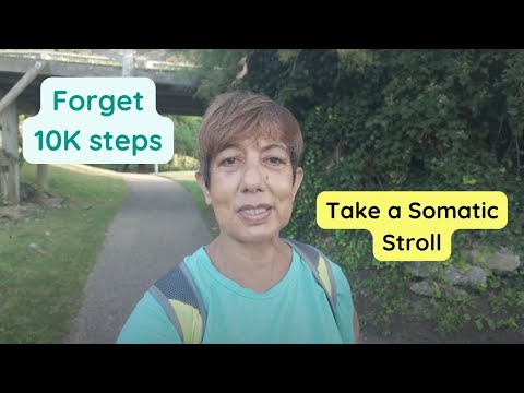 Видео: Вы ходите пешком ради фитнеса или хорошего самочувствия? Отправляйтесь на соматическую прогулку.