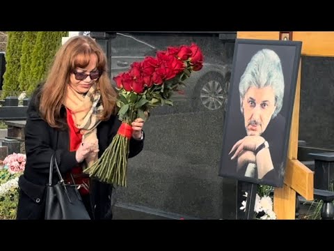 Видео: Родные и близкие Вячеслава Добрынина приехали на могилу музыканта _ 40 дней / Троекуровское кладбище