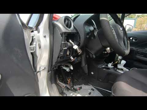 Видео: Замена электродвигателя вентилятора Nissan Versa Note 2014 года