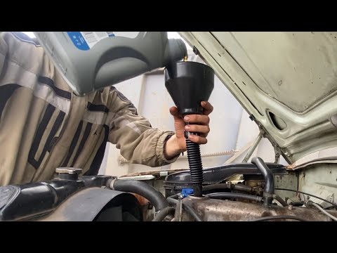 Видео: ЗАМЕНА МАСЛА НА ВОЛГЕ / КАК МЕНЯТЬ МАСЛО НА ЗМЗ 402