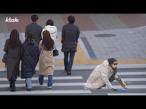Видео: Что делать, если слепому человеку угрожает опасность на пешеходном переходе?