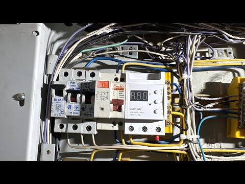 Видео: Аварийное отключение заставило действовать: монтируем реле напряжения Zubr