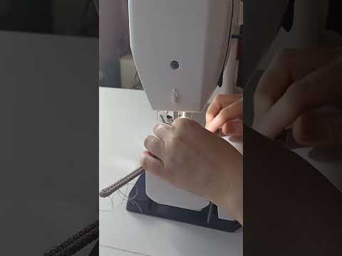 Видео: МК сумочки из шнура с добавлением травяной косы.