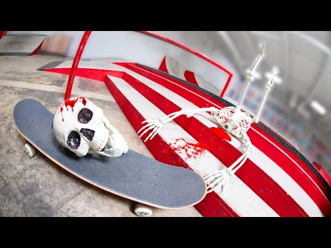 Видео: Скелет катается на коньках до смерти в скейтпарке (последний раз)