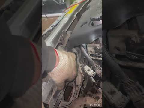 Видео: Замена радиатора охлаждения на ваз 2110-2112, приора с 16-ти клапанным мотором