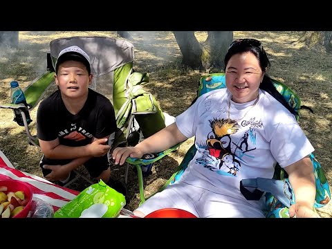 Видео: МУКБАНГ с бурундучками!  Как МАЛОЕЖКИ Отдыхают в США! Озеро Folsom! Вода УЖАСНАЯ! Жарим ШАШЛЫКИ!