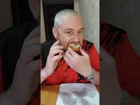 Видео: Хаваем пюреху и филе  селёдки с хлебом, маслом и луком. Всем приятного аппетита!