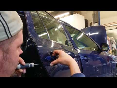 Видео: Škoda Octavia II разборка рукоятки задней двери