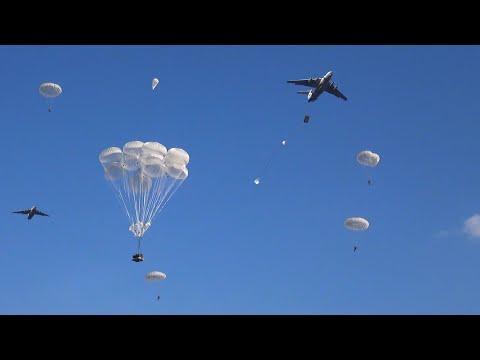 Видео: Учения «Запад-2021». Массовое десантирование БМД-4М с самолётов Ил-76 в Рязанской области. West-2021