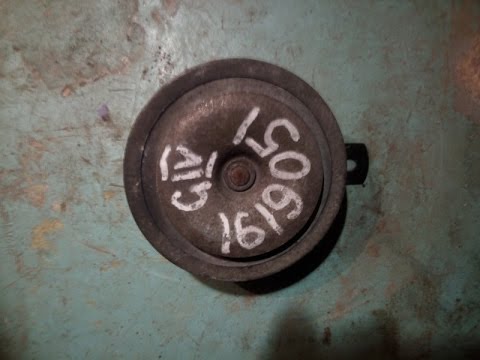 Видео: Замена звукового сигнала (гудка) Шкода Октавия