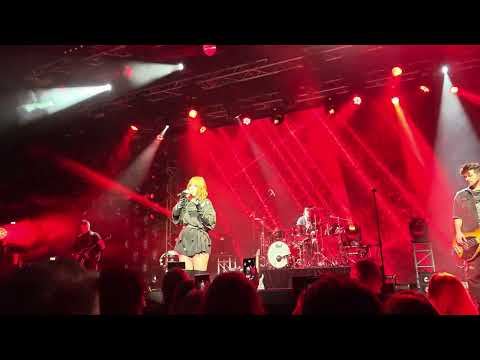 Видео: Юлия Савичева - Времени нет (live in Prime Hall, Minsk 31.10.2025)