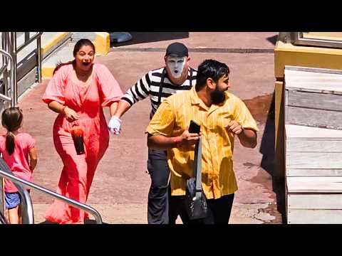 Видео: Мим Том заставляет зрителей умирать от смеха 😂🤣 #tomthemime #seaworldmime #antics #funny #pranks