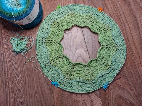 Видео: Летнее платье спицами из Yarn Art Flowers с ажурной кокеткой