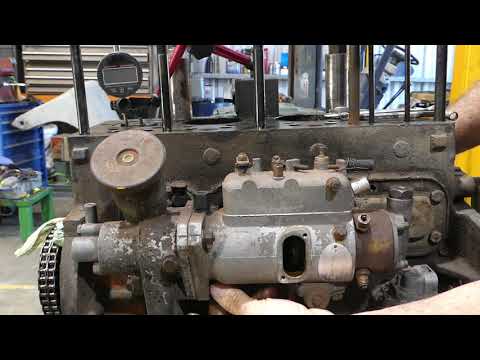 Видео: Дизельный двигатель Ferguson 23C. Часть 5. Снятие топливного насоса.